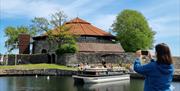 Vi seiler forbi Christiansholm festning