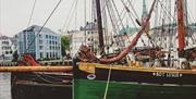 Seilkutteren Boy Leslie ligger til kai i Pollen, Arendal