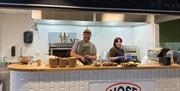 to bak disken i Nose to Tail på stretfood arendal som lager hamburgere