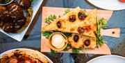 bilde av flere tallerkener med forskjellig streetfood på