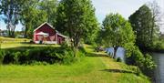 Idyllisk norsk natur i rolige omgivelser.