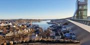 Arendal by sett fra toppen av Fløyheia og glassheisen
