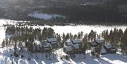 Hillestad  feriesenter vinterbilde tatt fra lufta med de 6 hyttene og snø på marken.