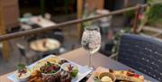 forskjellige retter fra Streetfood Arendal flott presentert i bakhagen