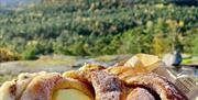 "Kaneldrøm" kanelbolle med gul krem