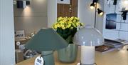 Lamper fra utstillingen til lampebutikken, en grønn og hvit lampe
