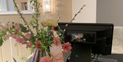 Flott blomsterbukett på disken til lampebutikken