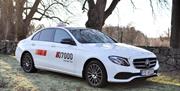 hvit taxi med tel nummer 07000