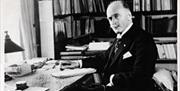 Knut Hamsun ved pulten sin