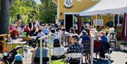 Ute området på kafé fullt av folk