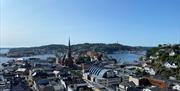 Utsikt fra Fløyheia mot Trefoldighetskirken og Arendal Kulturhus med hvelvet tak