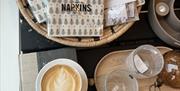 Kaffekopp, servietter og diverse interiør