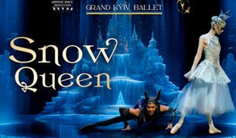 To dansere fra Grand Kyiv Ballet i forestillingen Snødronningen, med isblå scenografi og eventyrlig lyssetting. To dansere fra Grand Kyiv Ballet i forestillingen Snødronningen, med isblå scenografi og eventyrlig lyssetting.