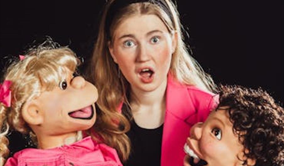 Ninni sammen med to av sine dukker fra showet «Dukke-alarm» – en morsom og livlig forestilling for hele familien. Ninni sammen med to av sine dukker fra showet «Dukke-alarm» – en morsom og livlig forestilling for hele familien.