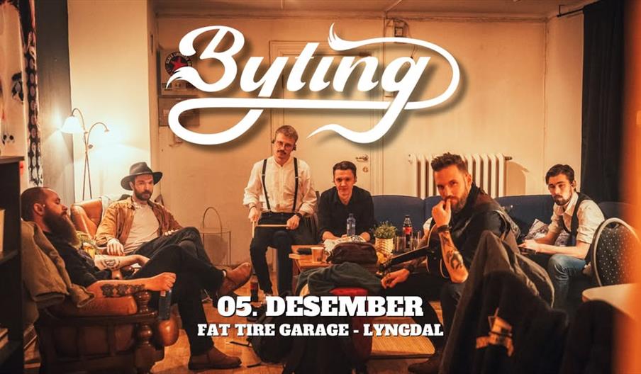 Bandet Byting sitter backstage med instrumenter og sceneklar stemning – plakat for konserten på Fat Tire Garage i Lyngdal. Bandet Byting sitter backstage med instrumenter og sceneklar stemning – plakat for konserten på Fat Tire Garage i Lyngdal.