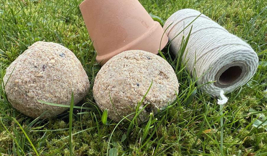 Bilde av materiale man kan lage fuglemater av. Bilde av materiale man kan lage fuglemater av.