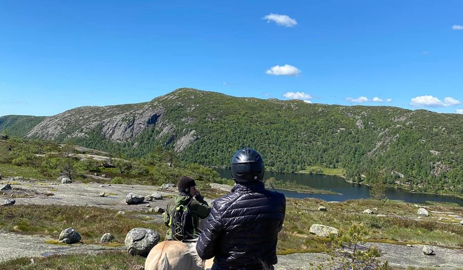 Ridetur med overnatting i lavvo Ridetur med overnatting i lavvo